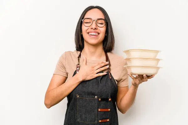 Ung Kaukasiska Servitris Kvinna Håller Tupperware Isolerad Vit Bakgrund Skrattar — Stockfoto