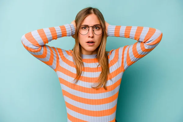 Young Caucasian Woman Isolated Blue Background Covering Ears Hands Trying — Stock Photo, Image