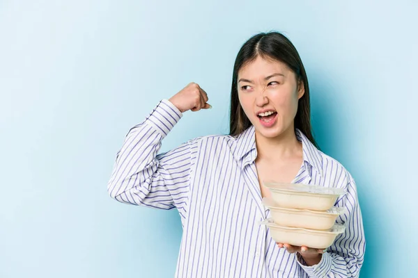 Fiatal Ázsiai Gazdaság Tupperware Elszigetelt Kék Háttér Emelés Ököl Győzelem — Stock Fotó