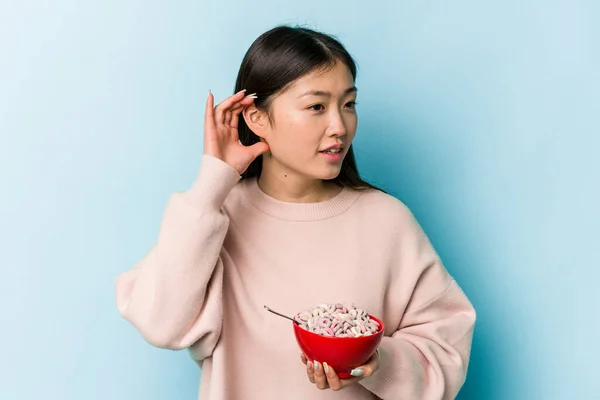 Jonge Aziatische Vrouw Met Een Kom Granen Geïsoleerd Blauwe Achtergrond — Stockfoto