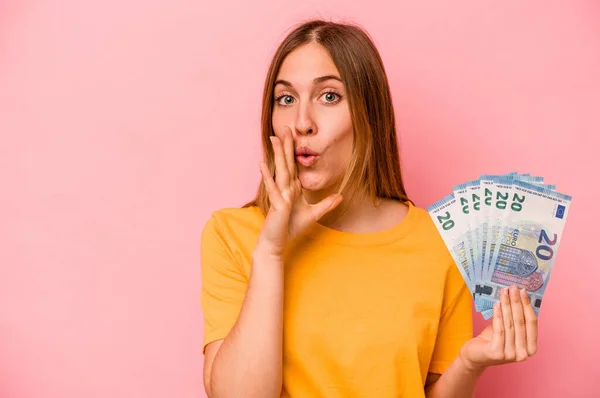 Young Caucasian Woman Holding Banknotes Isolated Pink Background Saying Secret — Stock Photo, Image