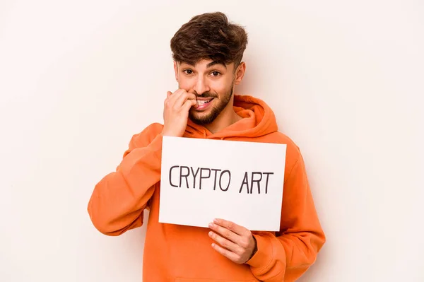 Giovane Uomo Ispanico Possesso Cartello Arte Cripto Isolato Sfondo Bianco — Foto Stock