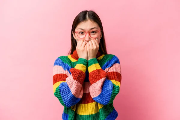 Jeune Femme Chinoise Isolée Sur Fond Rose Les Ongles Mordants — Photo