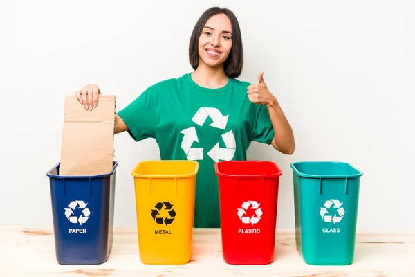 Mujer Hispana Joven Reciclando Cartón Aislado Sobre Fondo Blanco — Foto de Stock