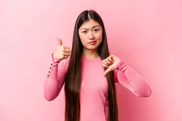 Young Chinese Woman Isolated Pink Background Showing Thumbs Thumbs Difficult — Stock Photo, Image