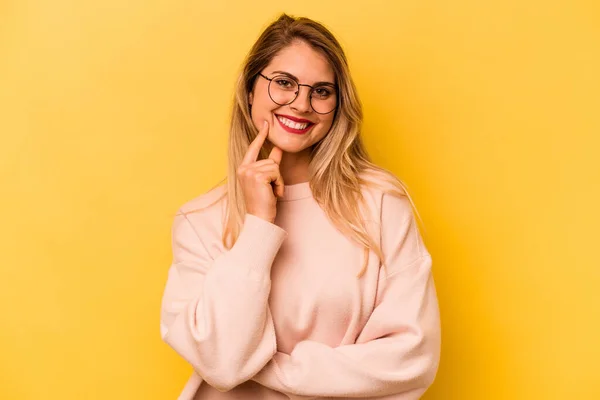 Sarı Arka Planda Izole Edilmiş Genç Beyaz Kadın Gülümsüyor Kendinden — Stok fotoğraf