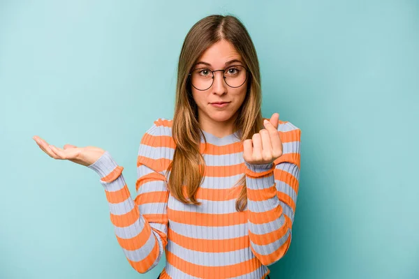 Junge Kaukasische Frau Isoliert Auf Blauem Hintergrund Zeigt Dass Sie — Stockfoto