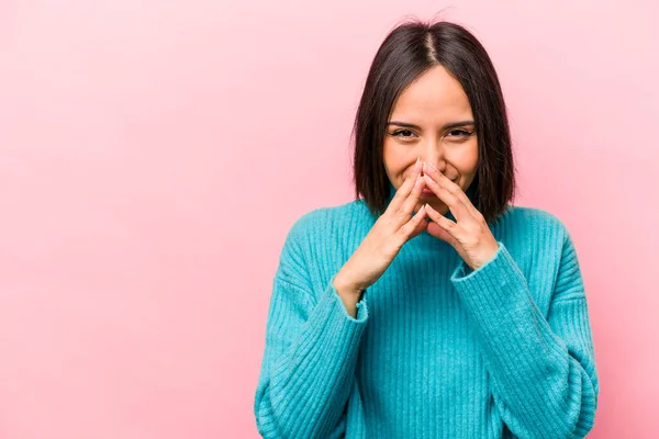 Ung Latinamerikansk Kvinna Isolerad Rosa Bakgrund Gör Upp Plan Åtanke — Stockfoto