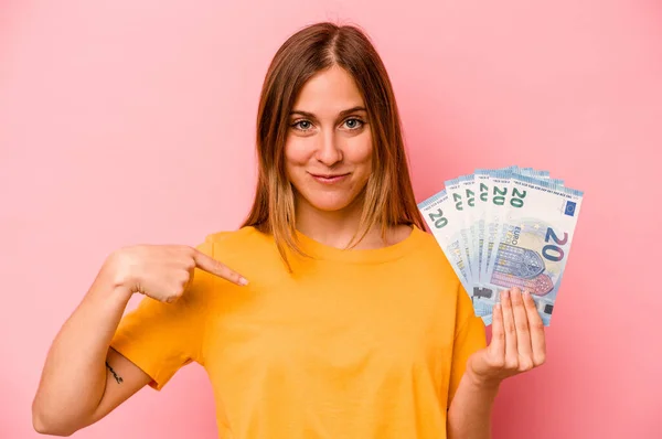 Young Caucasian Woman Holding Banknotes Isolated Pink Background Person Pointing — Stock Photo, Image