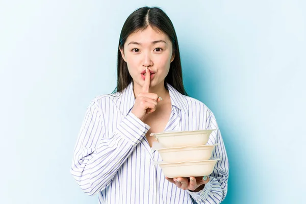 Joven Mujer Asiática Sosteniendo Tupperware Aislado Sobre Fondo Azul Manteniendo —  Fotos de Stock