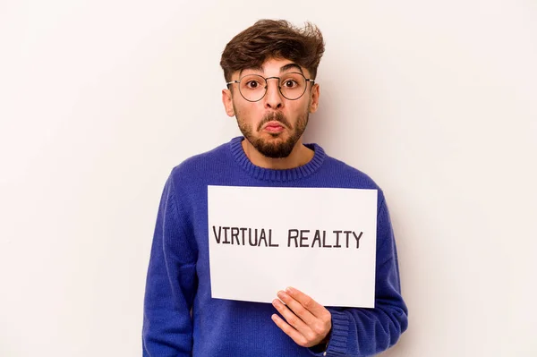 Jovem Hispânico Segurando Cartaz Realidade Virtual Isolado Fundo Branco Encolhe — Fotografia de Stock