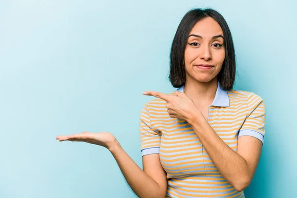 若いですヒスパニック女性隔離上の青の背景励起保持コピースペース上の手のひら — ストック写真