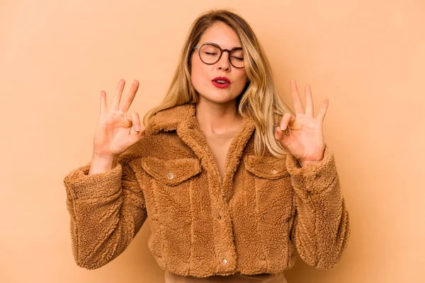 Mulher Branca Jovem Isolado Fundo Bege Relaxa Após Dia Trabalho — Fotografia de Stock