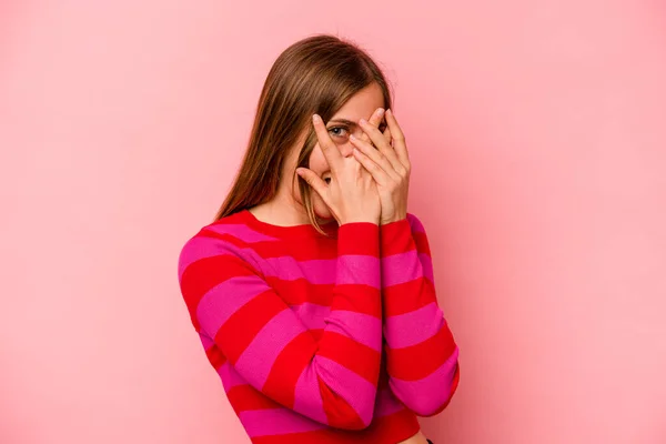 Mujer Joven Caucásica Aislada Sobre Fondo Rosa Parpadea Través Los — Foto de Stock