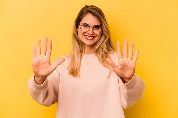 Молода Біла Жінка Ізольована Жовтому Тлі Показує Номер Десять Руками — стокове фото