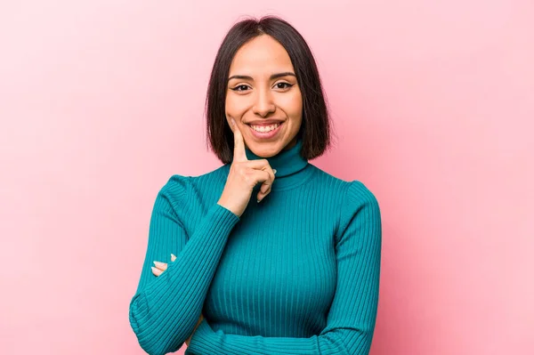 Mujer Hispana Joven Aislada Sobre Fondo Rosa Sonriendo Feliz Confiada —  Fotos de Stock