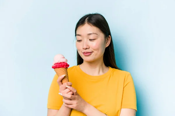 Fiatal Ázsiai Eszik Fagylaltot Elszigetelt Kék Háttér — Stock Fotó