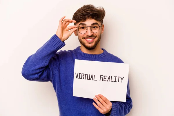 Jovem Hispânico Homem Segurando Cartaz Realidade Virtual Isolado Fundo Branco — Fotografia de Stock