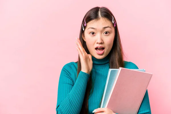 Νεαρή Ασιάτισσα Φοιτήτρια Που Κρατάει Βιβλία Απομονωμένα Ροζ Φόντο Έκπληκτη — Φωτογραφία Αρχείου