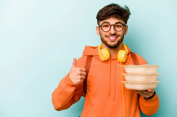 Joven Estudiante Hispano Sosteniendo Tupperware Aislado Sobre Fondo Azul Sonriendo — Foto de Stock