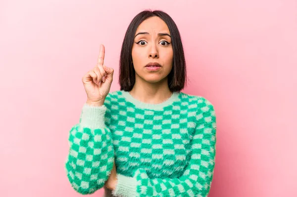 Young Hispanic Woman Isolated Pink Background Having Some Great Idea — Stock Photo, Image