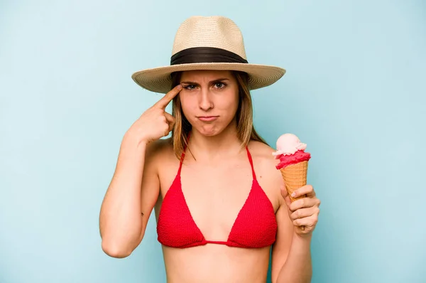 Mulher Branca Jovem Vestindo Biquíni Segurando Sorvete Isolado Fundo Azul — Fotografia de Stock