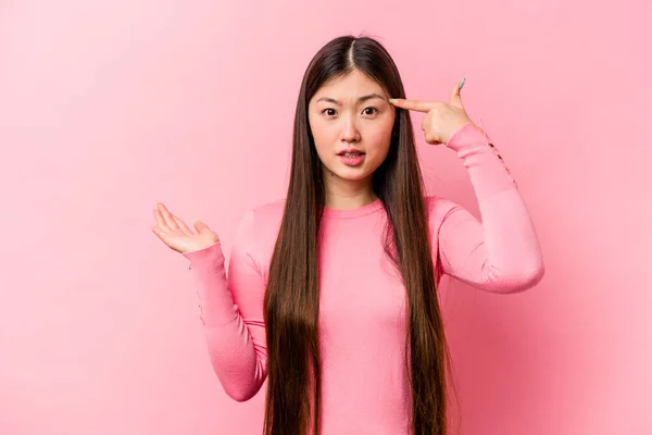 Joven Mujer China Aislada Sobre Fondo Rosa Sosteniendo Mostrando Producto —  Fotos de Stock