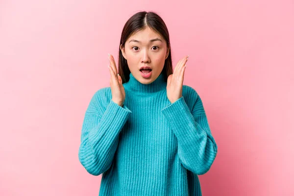 Jonge Chinese Vrouw Geïsoleerd Roze Achtergrond Verrast Geschokt — Stockfoto