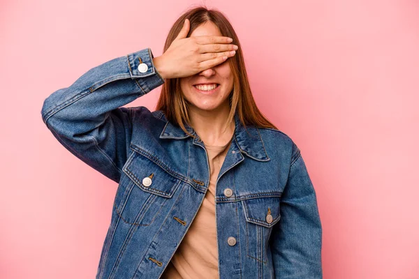 Junge Kaukasische Frau Isoliert Auf Rosa Hintergrund Bedeckt Augen Mit — Stockfoto