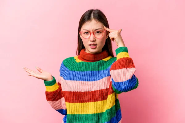 Junge Chinesin Isoliert Auf Rosa Hintergrund Und Zeigt Enttäuschende Geste — Stockfoto