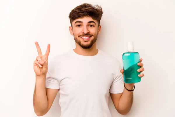 Jonge Spaanse Man Met Mondwater Geïsoleerd Witte Achtergrond Toont Nummer — Stockfoto