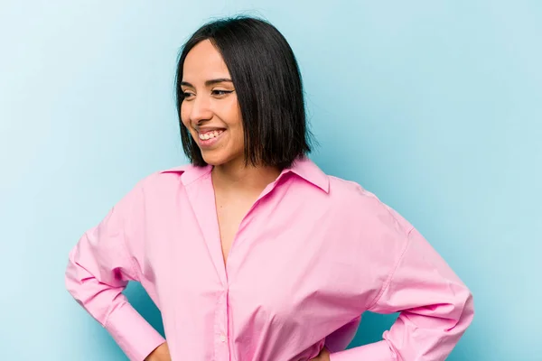 Mujer Hispana Joven Aislada Sobre Fondo Azul Confiada Manteniendo Las — Foto de Stock