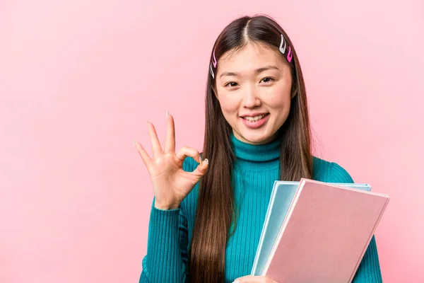 Joven Asiática Estudiante Mujer Sosteniendo Libros Aislado Rosa Fondo Alegre —  Fotos de Stock