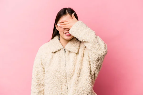 Mladá Číňanka Izolované Růžovém Pozadí Zakrývá Oči Rukama Úsměvy Široce — Stock fotografie