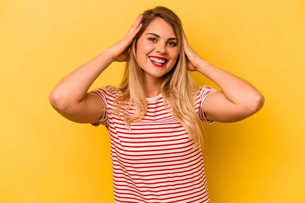 Jeune Femme Caucasienne Isolée Sur Fond Jaune Criant Très Excitée — Photo