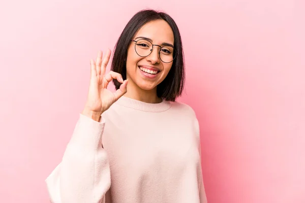 Giovane Donna Ispanica Isolato Sfondo Rosa Allegro Fiducioso Mostrando Gesto — Foto Stock