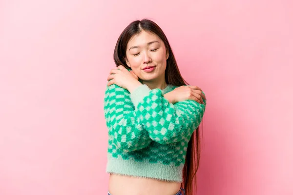 Jonge Chinese Vrouw Geïsoleerd Roze Achtergrond Knuffels Glimlachen Zorgeloos Gelukkig — Stockfoto