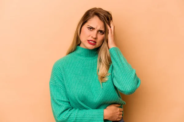 Jonge Kaukasische Vrouw Geïsoleerd Beige Achtergrond Moe Zeer Slaperig Houden — Stockfoto