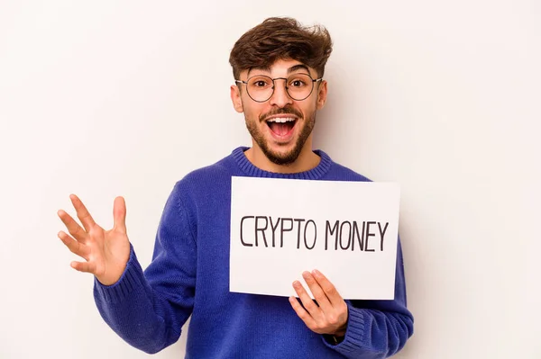 Giovane Uomo Ispanico Che Tiene Cartello Cripto Denaro Isolato Sfondo — Foto Stock