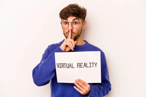 Jovem Hispânico Segurando Cartaz Realidade Virtual Isolado Fundo Branco Mantendo — Fotografia de Stock