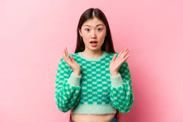 Joven Mujer China Aislada Sobre Fondo Rosa Sorprendida Conmocionada —  Fotos de Stock