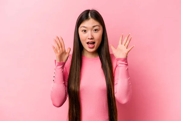 Joven Mujer China Aislada Sobre Fondo Rosa Celebrando Una Victoria —  Fotos de Stock