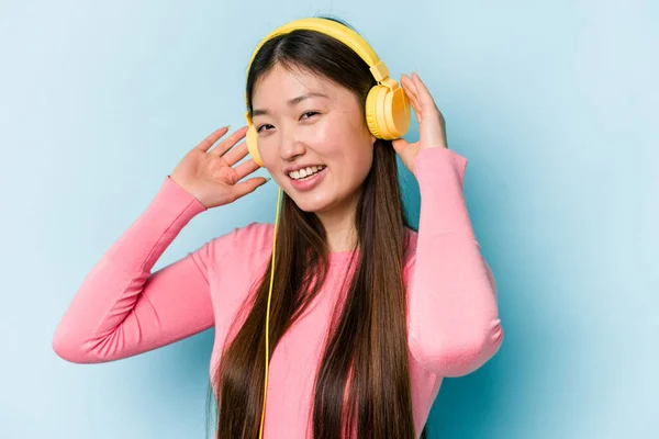 Jovem Mulher Asiática Ouvindo Música Isolada Fundo Azul — Fotografia de Stock