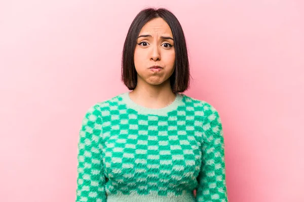 Junge Hispanische Frau Isoliert Auf Rosa Hintergrund Bläst Wangen Hat — Stockfoto