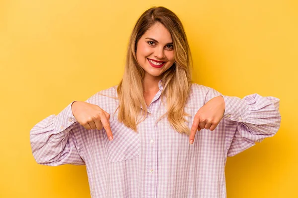 Mujer Joven Caucásica Aislada Sobre Fondo Amarillo Apunta Hacia Abajo —  Fotos de Stock