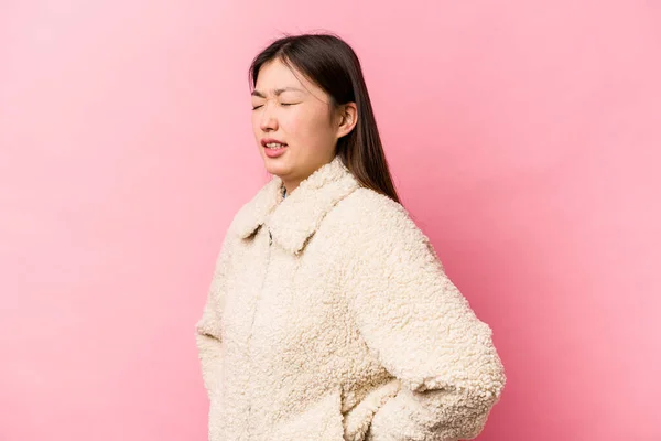 Joven Mujer China Aislada Sobre Fondo Rosa Sufriendo Dolor Espalda —  Fotos de Stock
