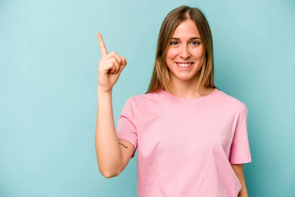 Mujer Joven Caucásica Aislada Sobre Fondo Azul Mostrando Número Uno —  Fotos de Stock