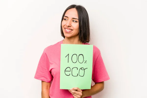 Mujer Hispana Joven Sosteniendo 100 Eco Cartel Aislado Sobre Fondo —  Fotos de Stock