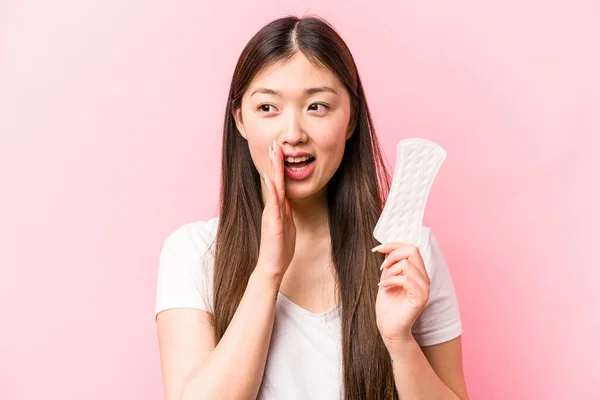 年轻的亚洲女人手里拿着卫生巾 被粉色背景隔离 大喊着 手牵着手掌靠近张开的嘴 — 图库照片