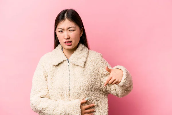 Joven Mujer China Aislada Sobre Fondo Rosa Con Dolor Hígado —  Fotos de Stock